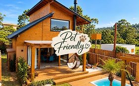 Casa com Banheira, Piscina e Quadra de Areia